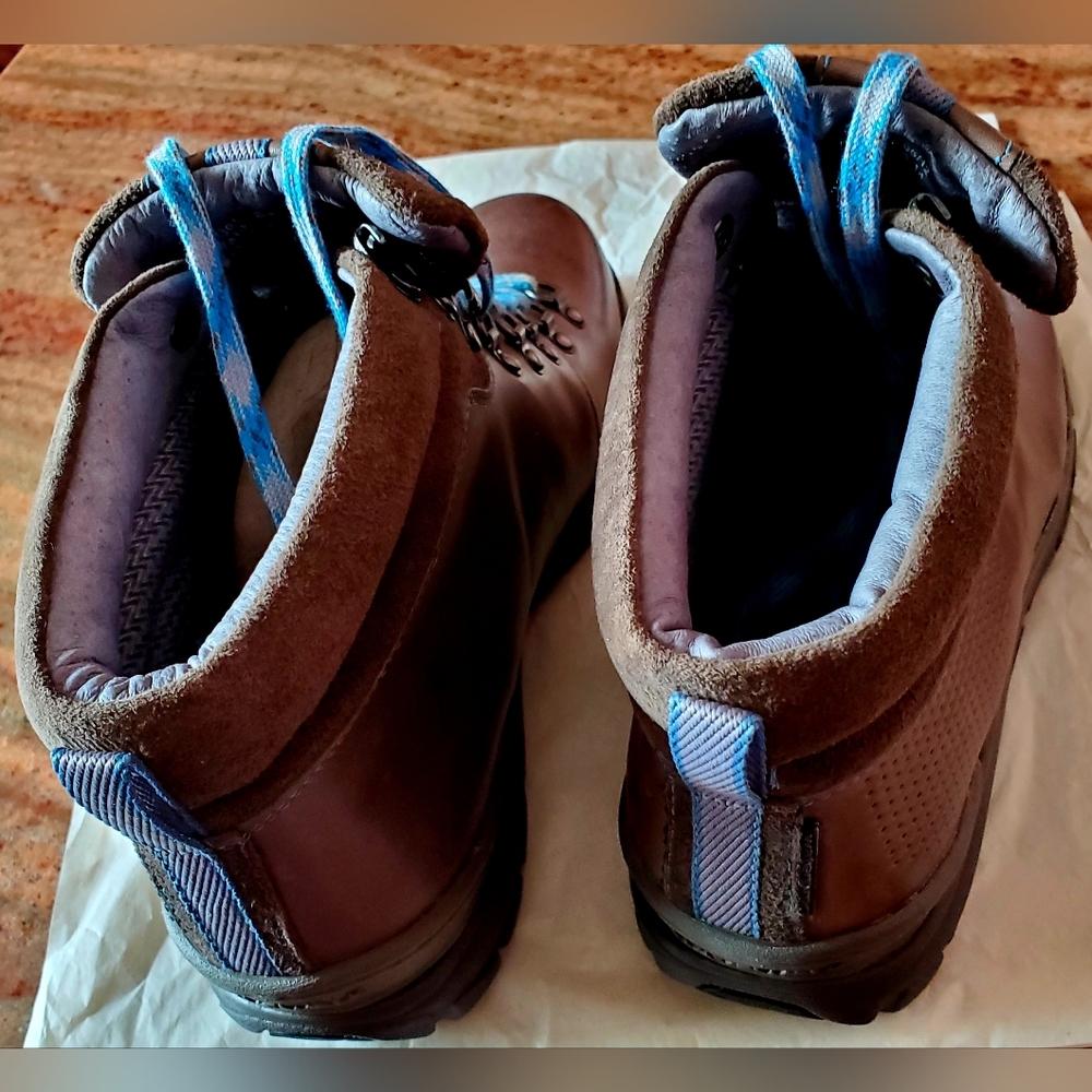 Clarks Women's Brown Leather Boots with Blue Laces - Picture 5 of 9